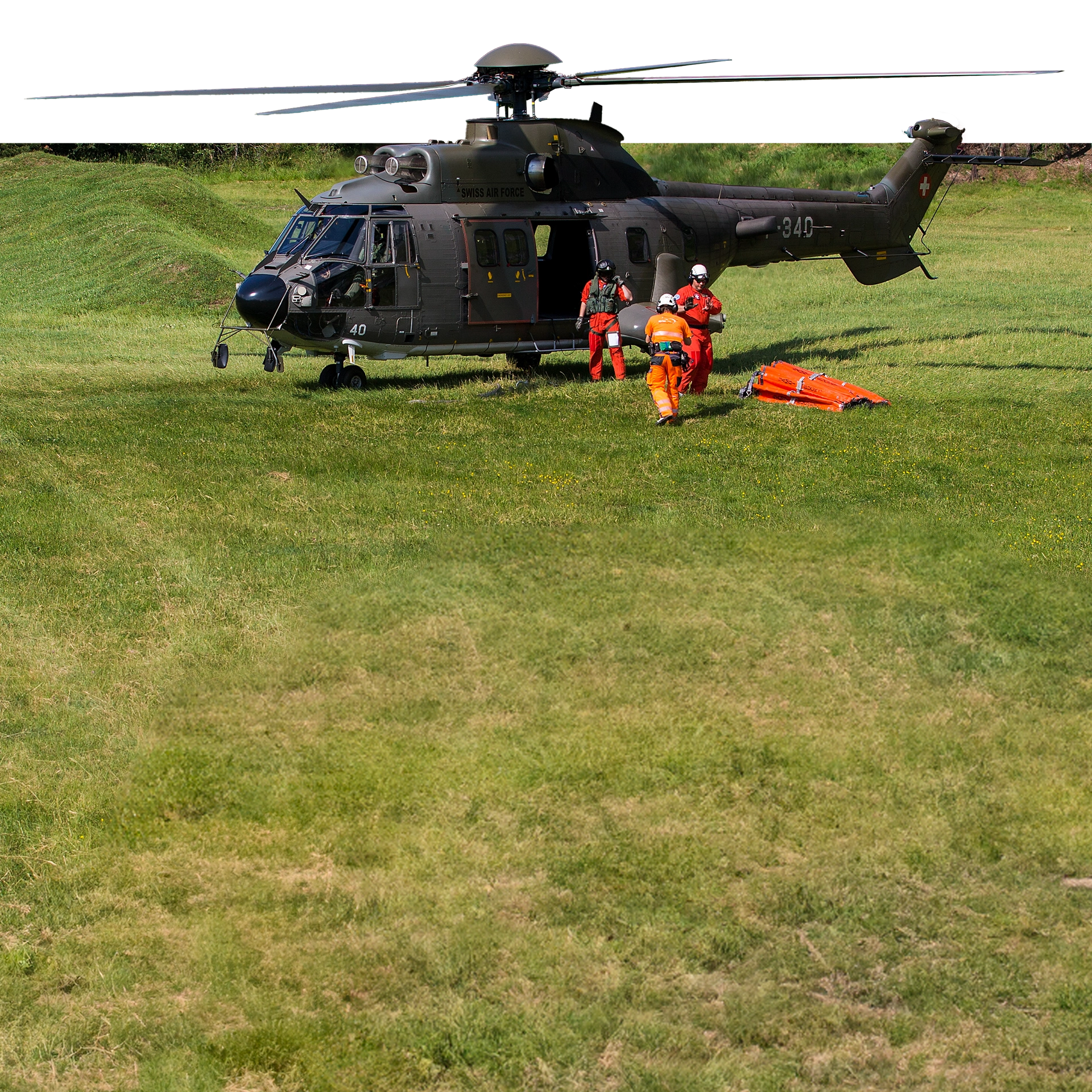 Fliegersoldat bei der Arbeit im Cockpit