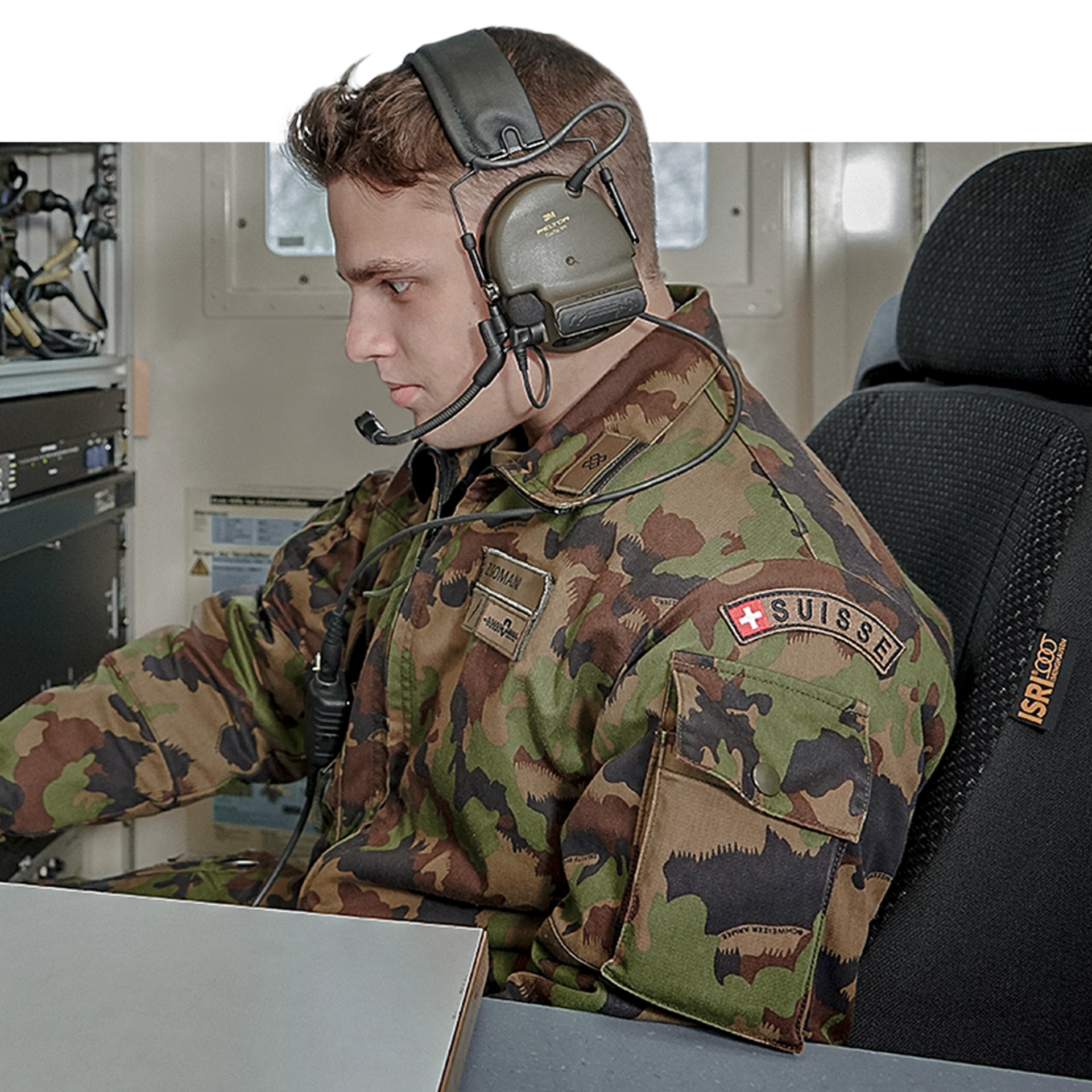 Funkaufklärer beim Betreiben des Mehrzwecksender Panzers