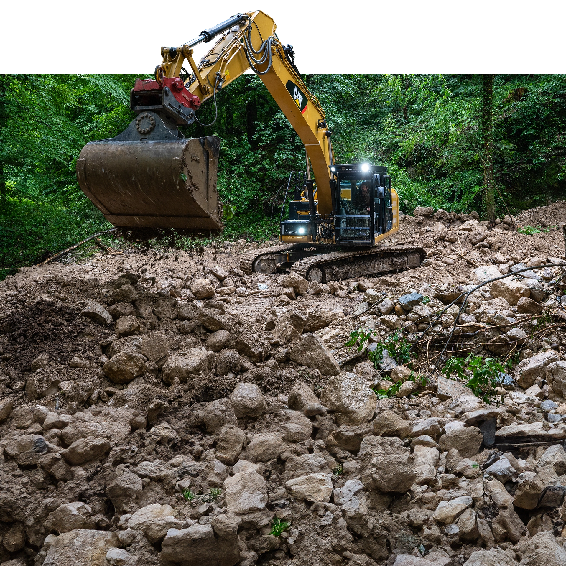 Baumaschinenfahrer mit Bagger räumt nach Unwetter auf