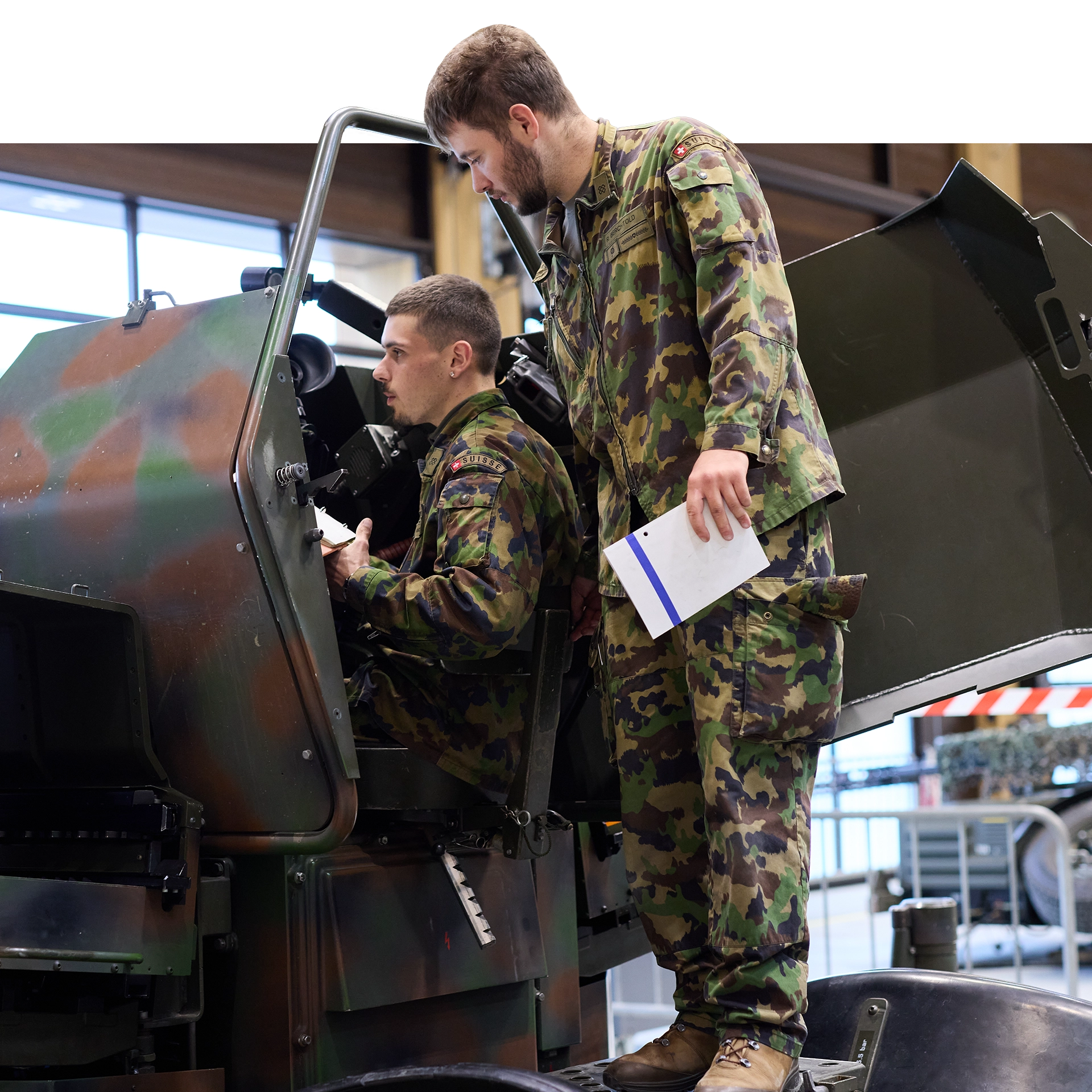 Gerätemechaniker an einem Support Tablet