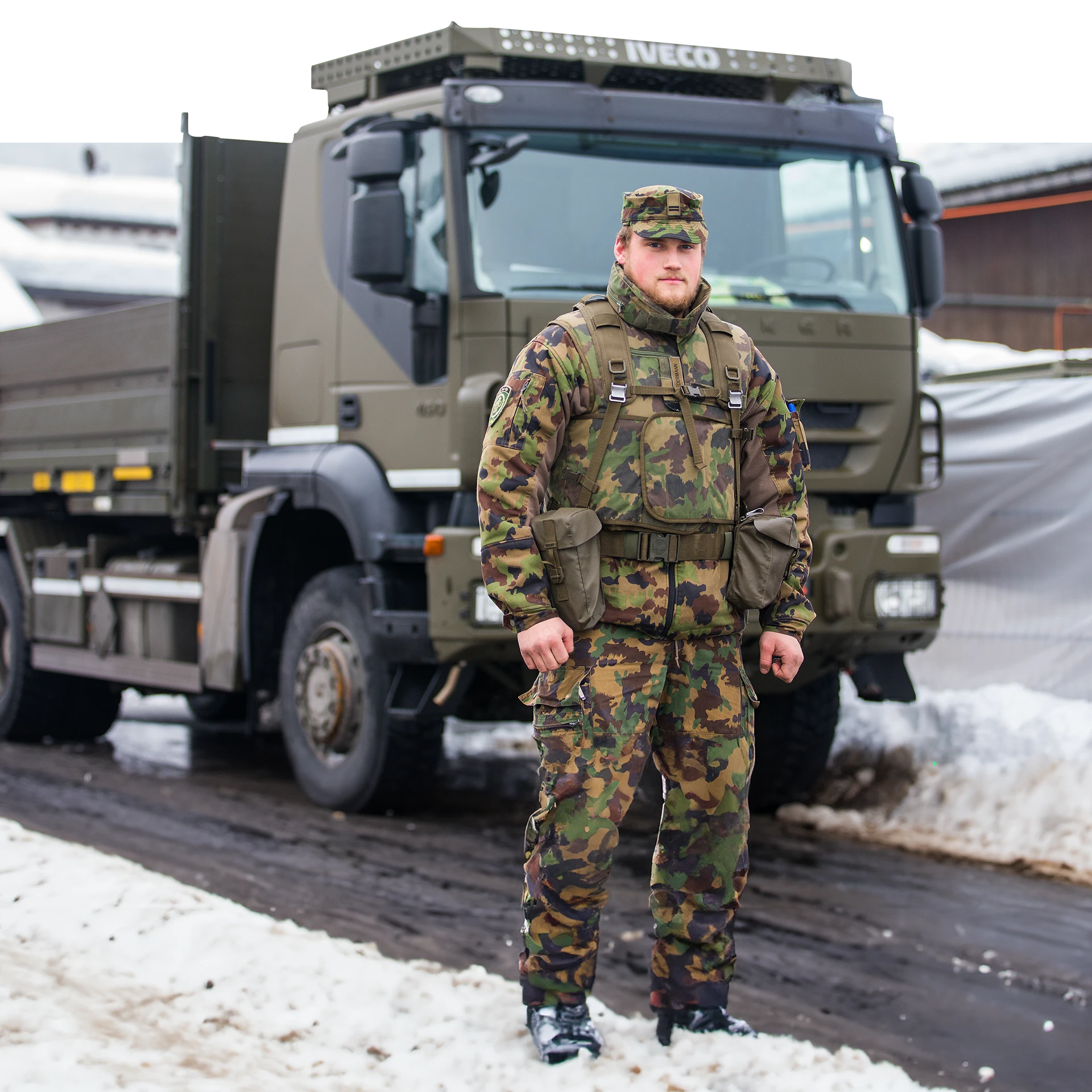 Motorfahrer beim Führen eines Fahzeugs