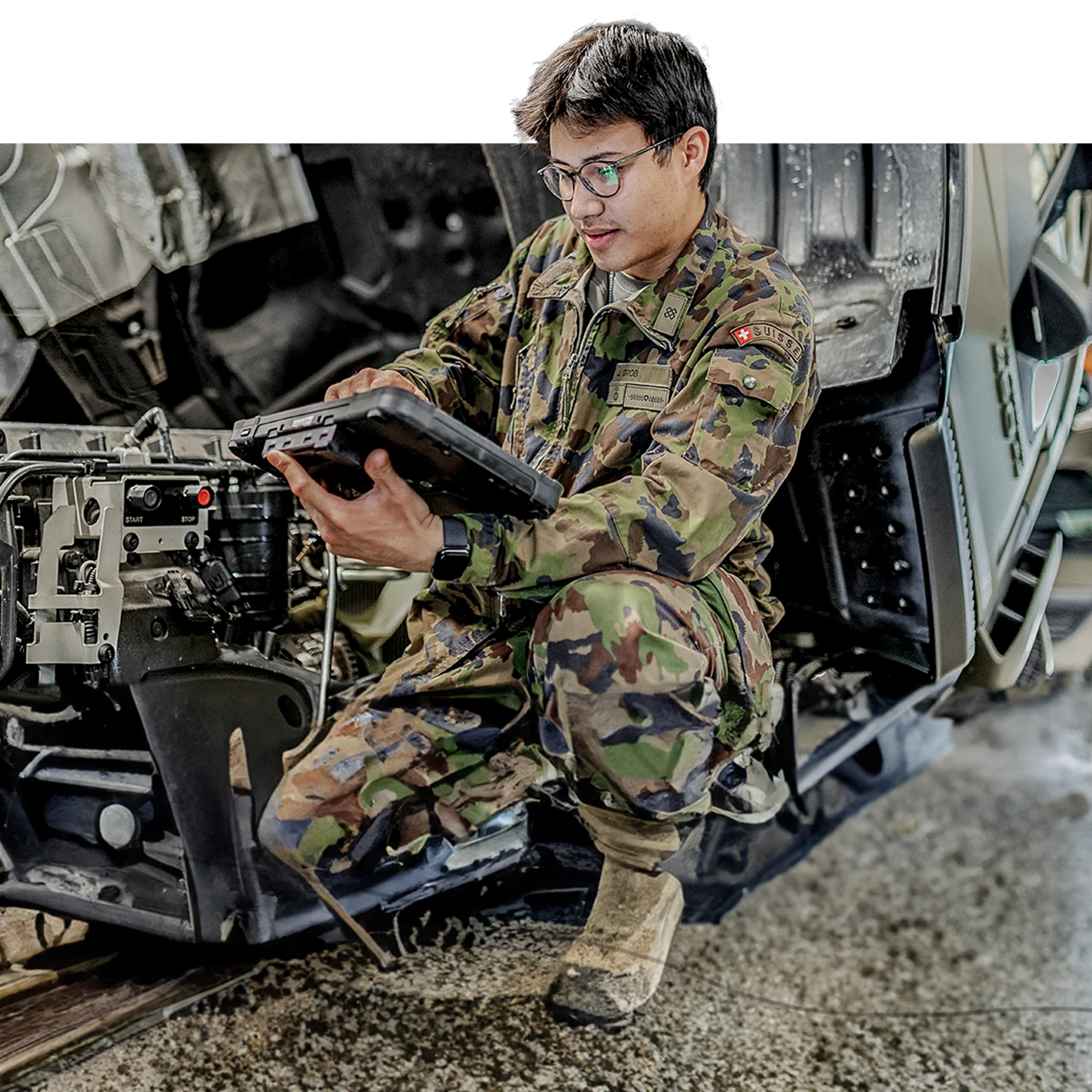 Motormechaniker bei einer Kontrolle