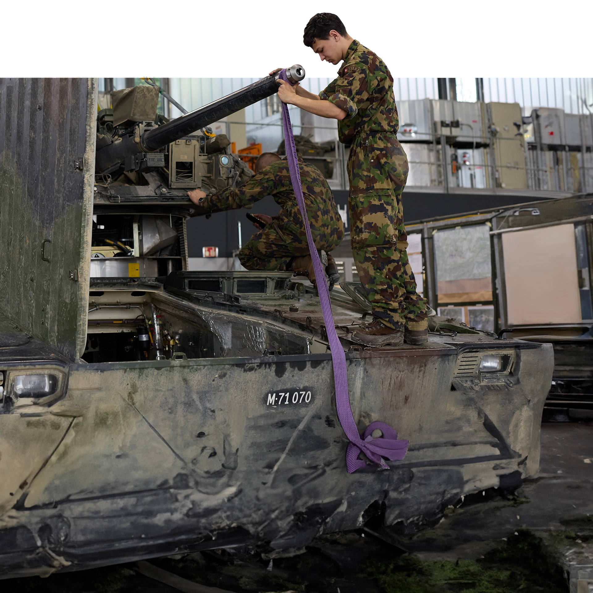 Panzermechaniker im Inneren eines Schützenpanzers 2000