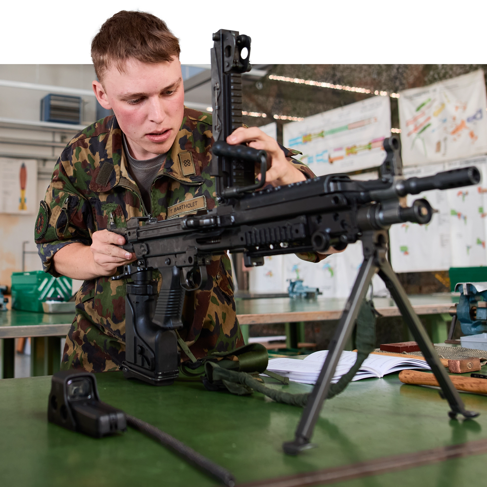 Waffenmechaniker repariert ein Sturmgewehr 90
