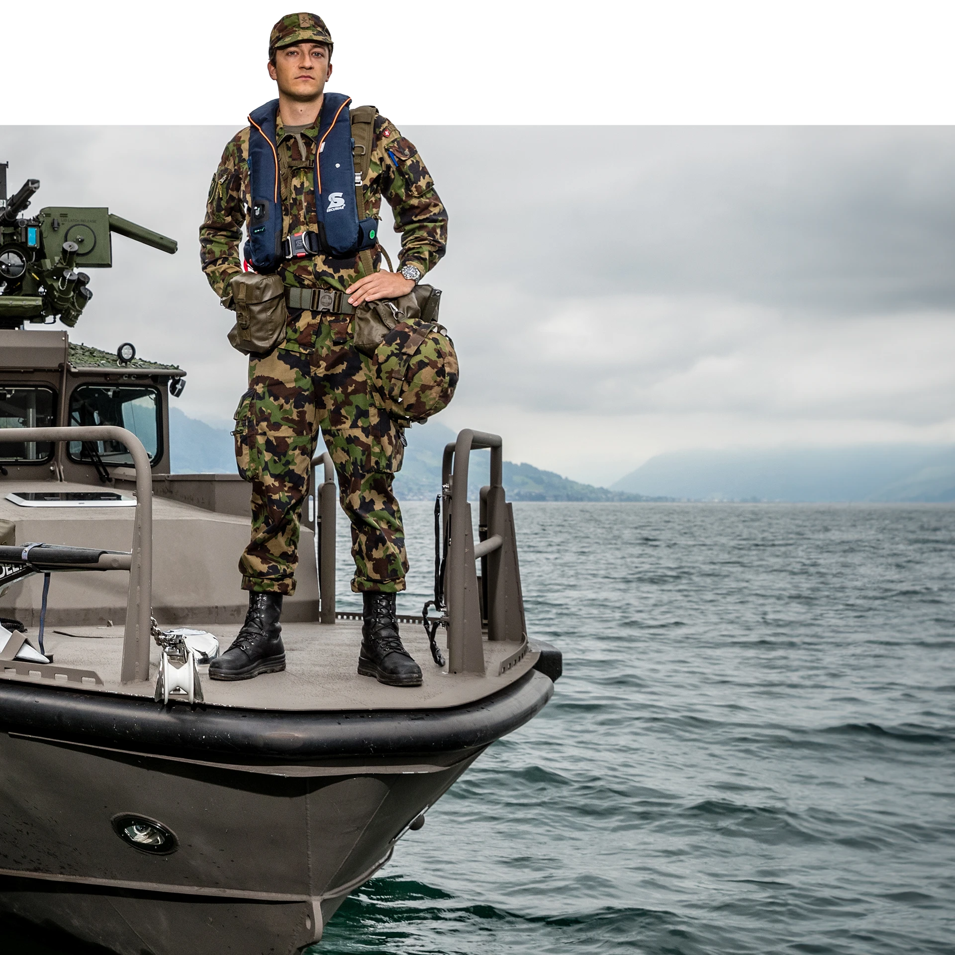 Bootsschütze bereitet sich aufs Anlegen vor