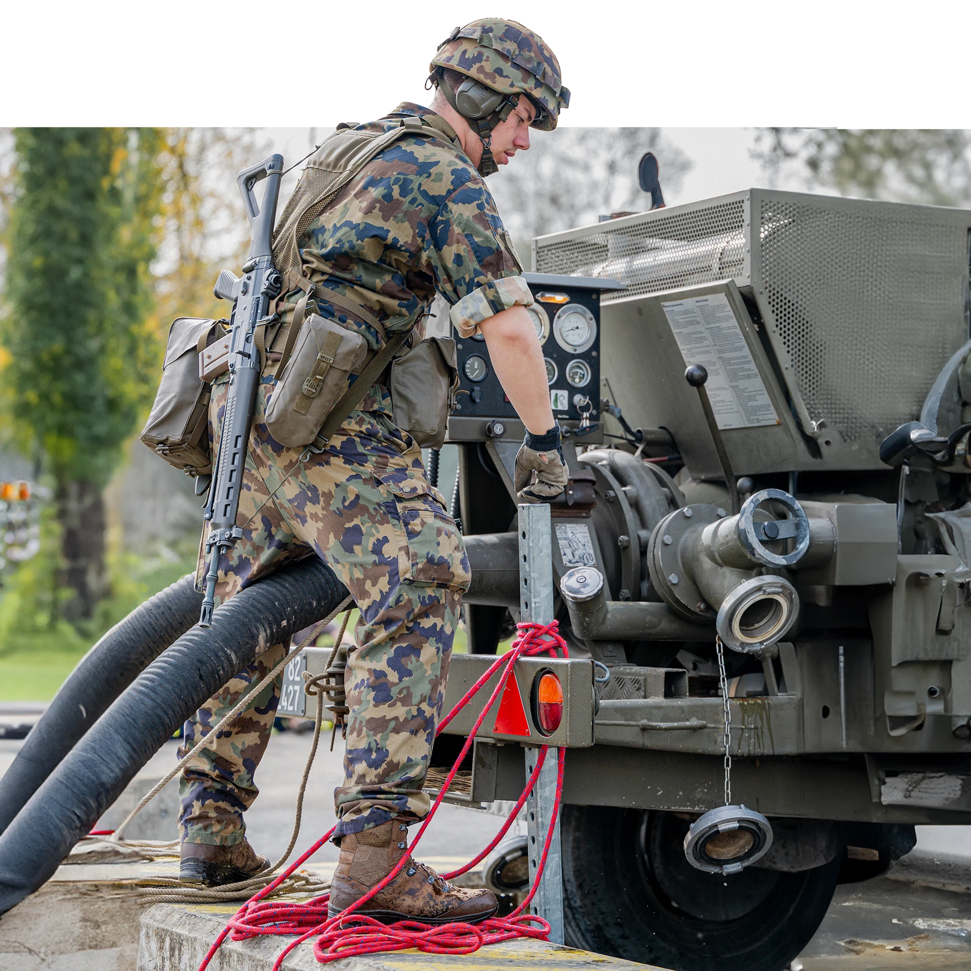 Rettungsgerätewart öffnet ein Ventil