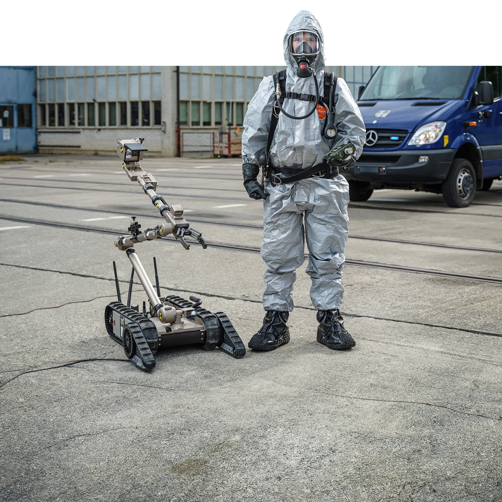 ABC Abwehrsoldat mit Roboter und Filterschutzanzug