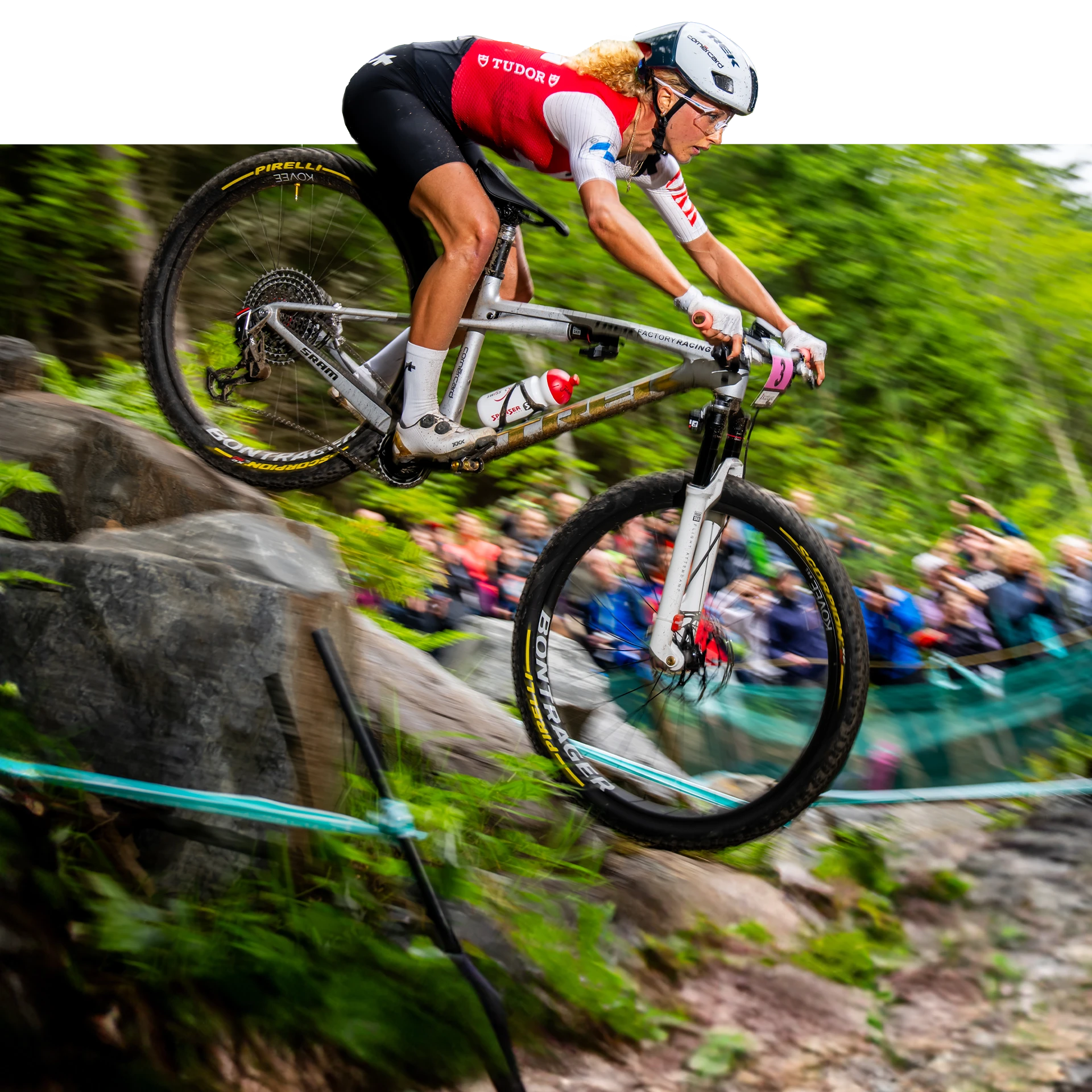 Sportsoldatin Jolanda Neff auf dem Mountainbike