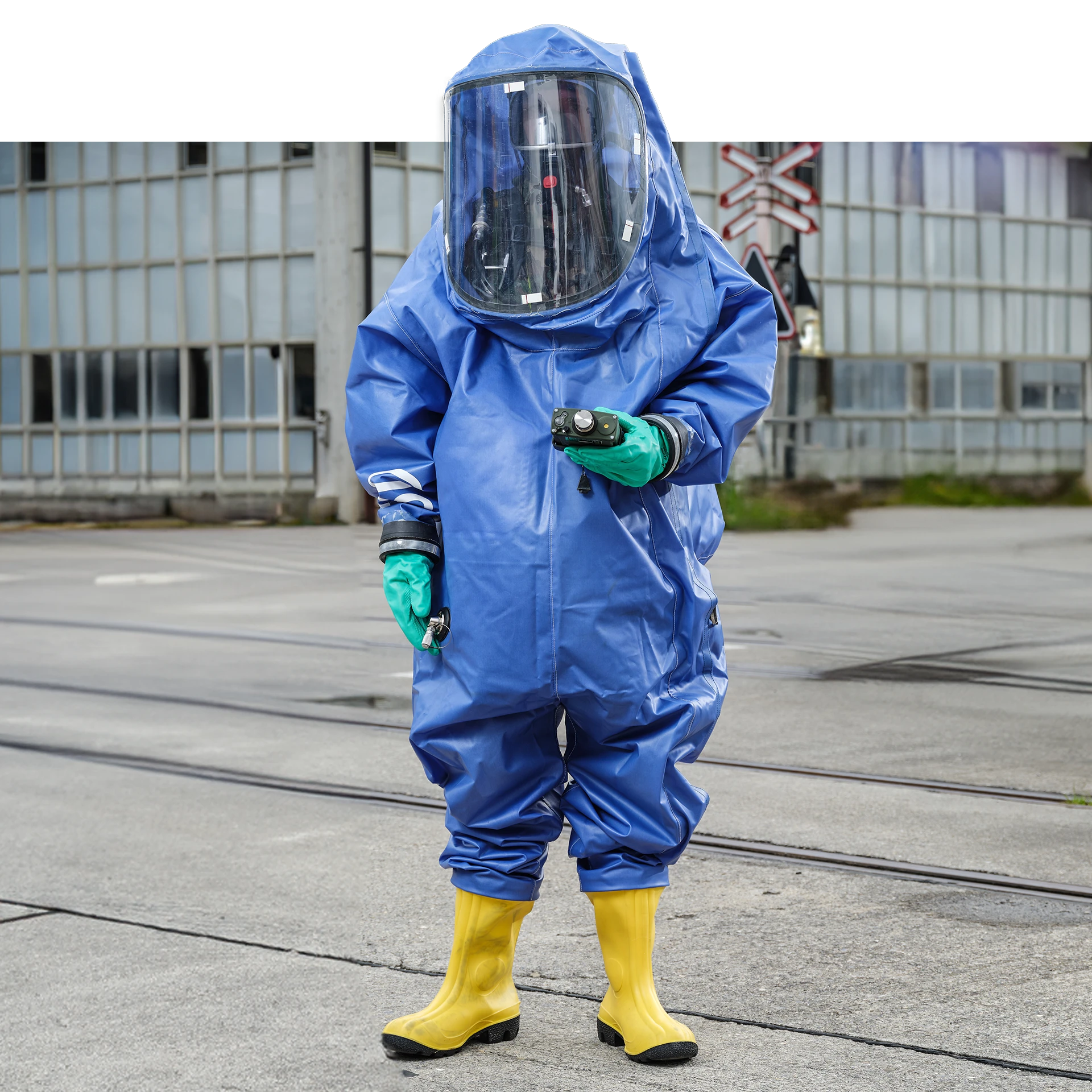 ABC Soldat bei Nachweisarbeit im Fahrzeug