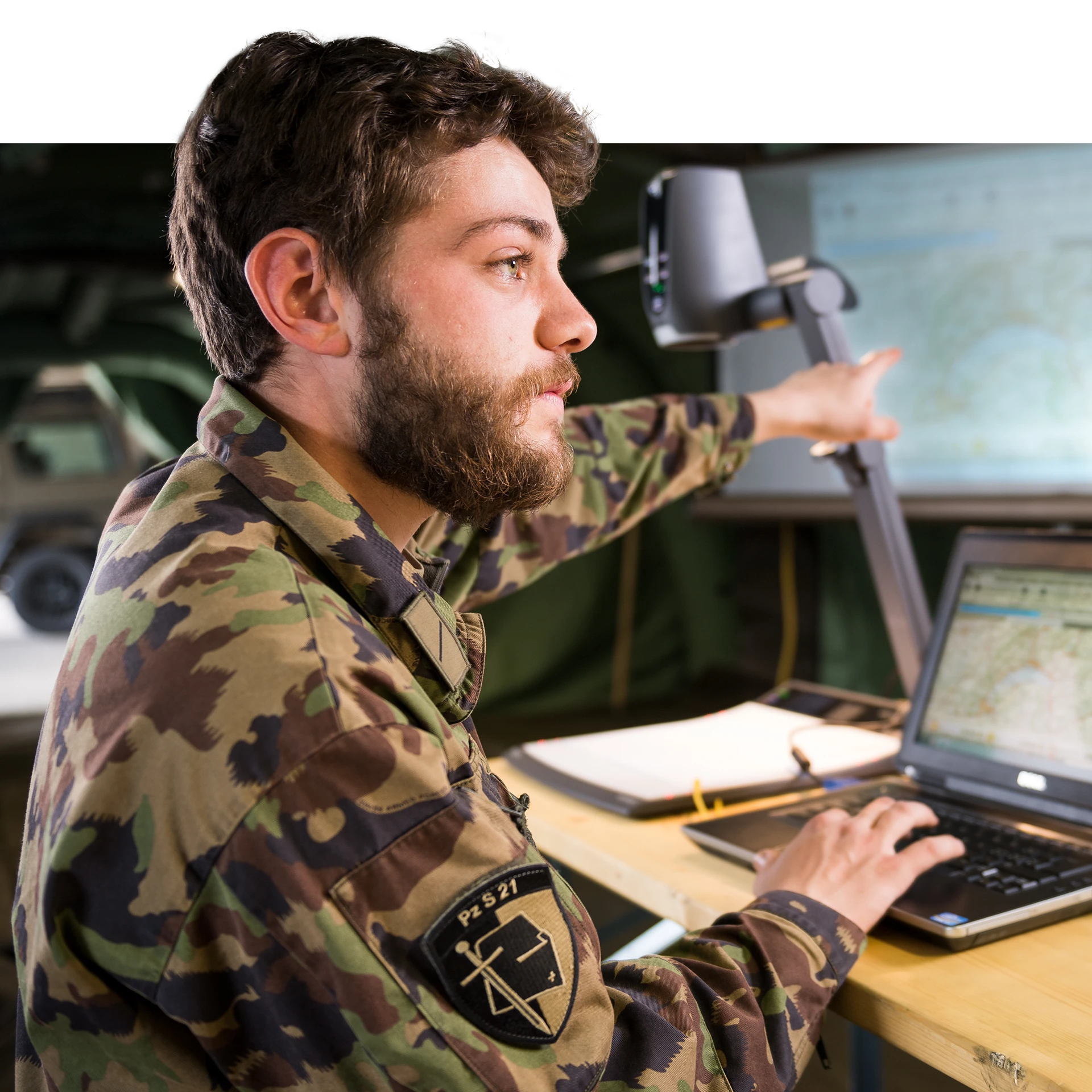 Führungsstaffelsoldat am Zeichnen
