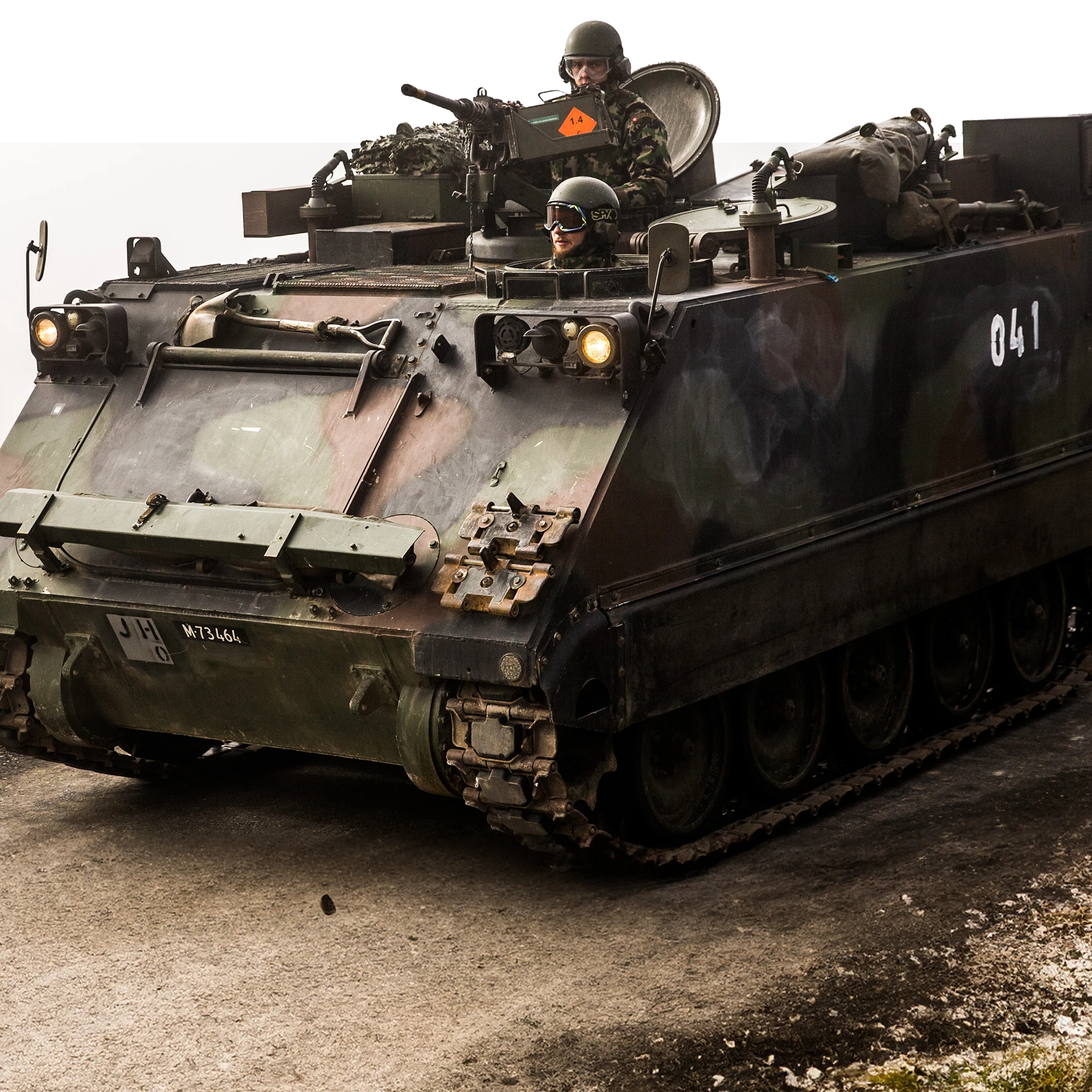 Artilleriesoldat bewacht mit schwerem Maschinengewehr