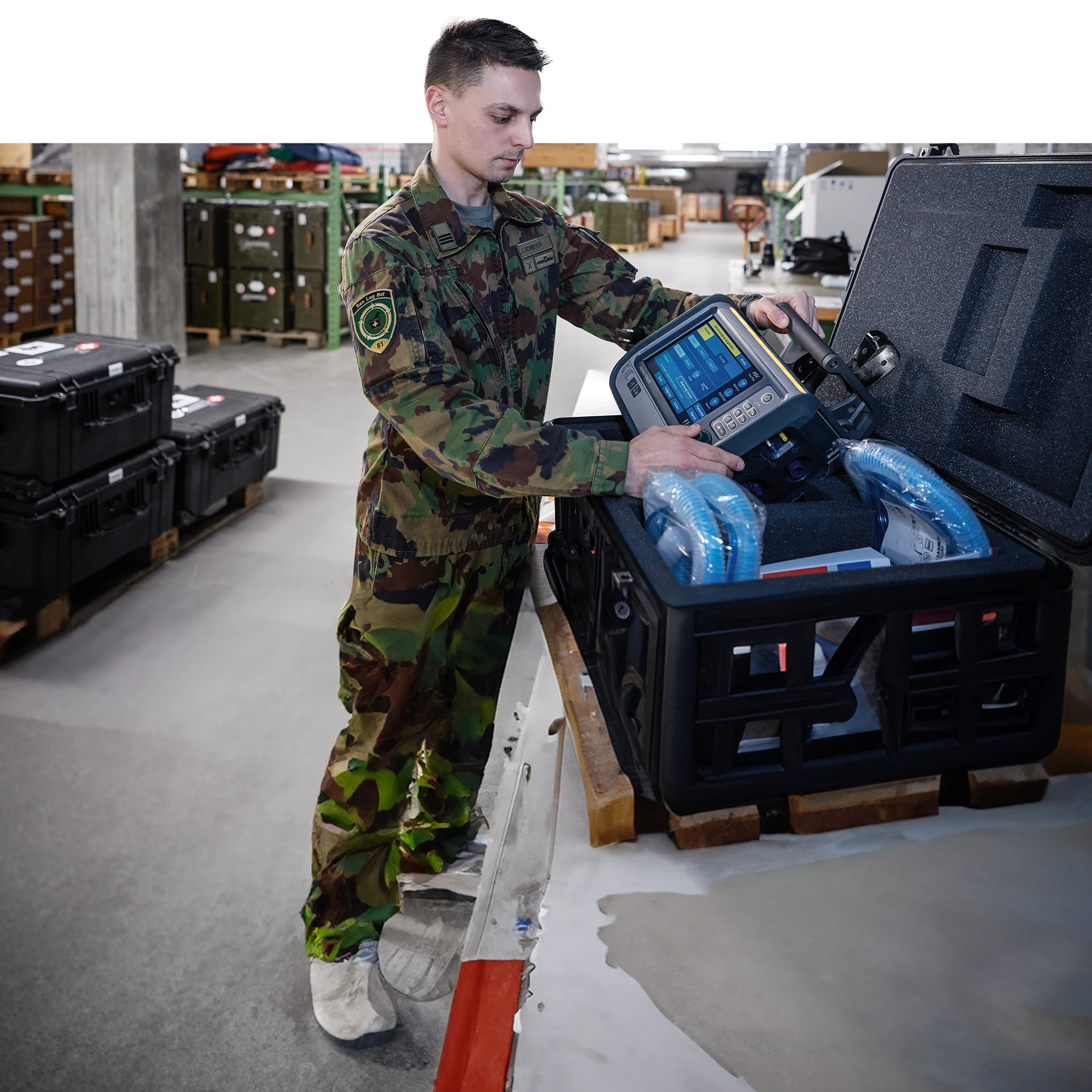 Spitalsoldat mit einem Notstromaggregat
