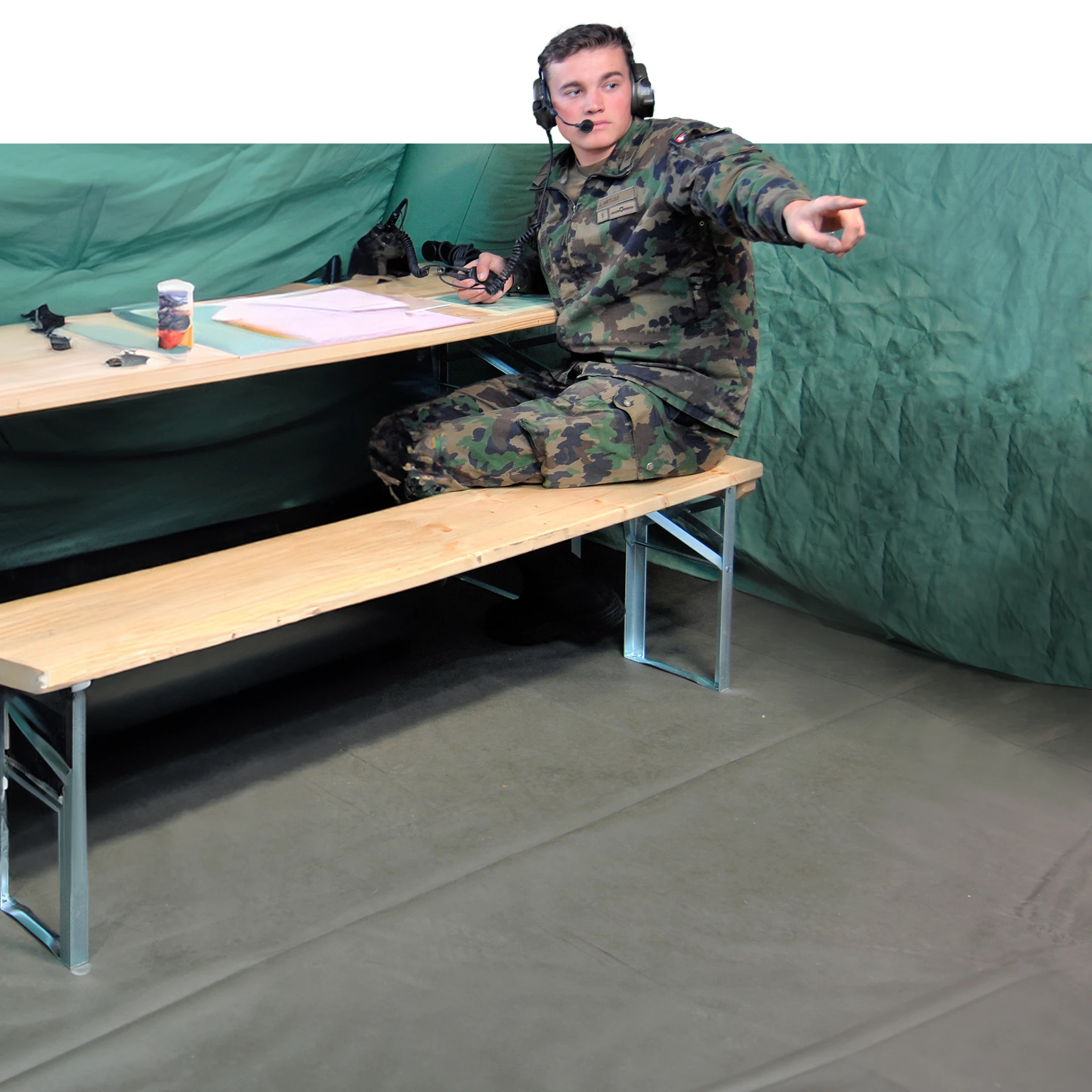 Telematikfahrzeug neben einer Antenne