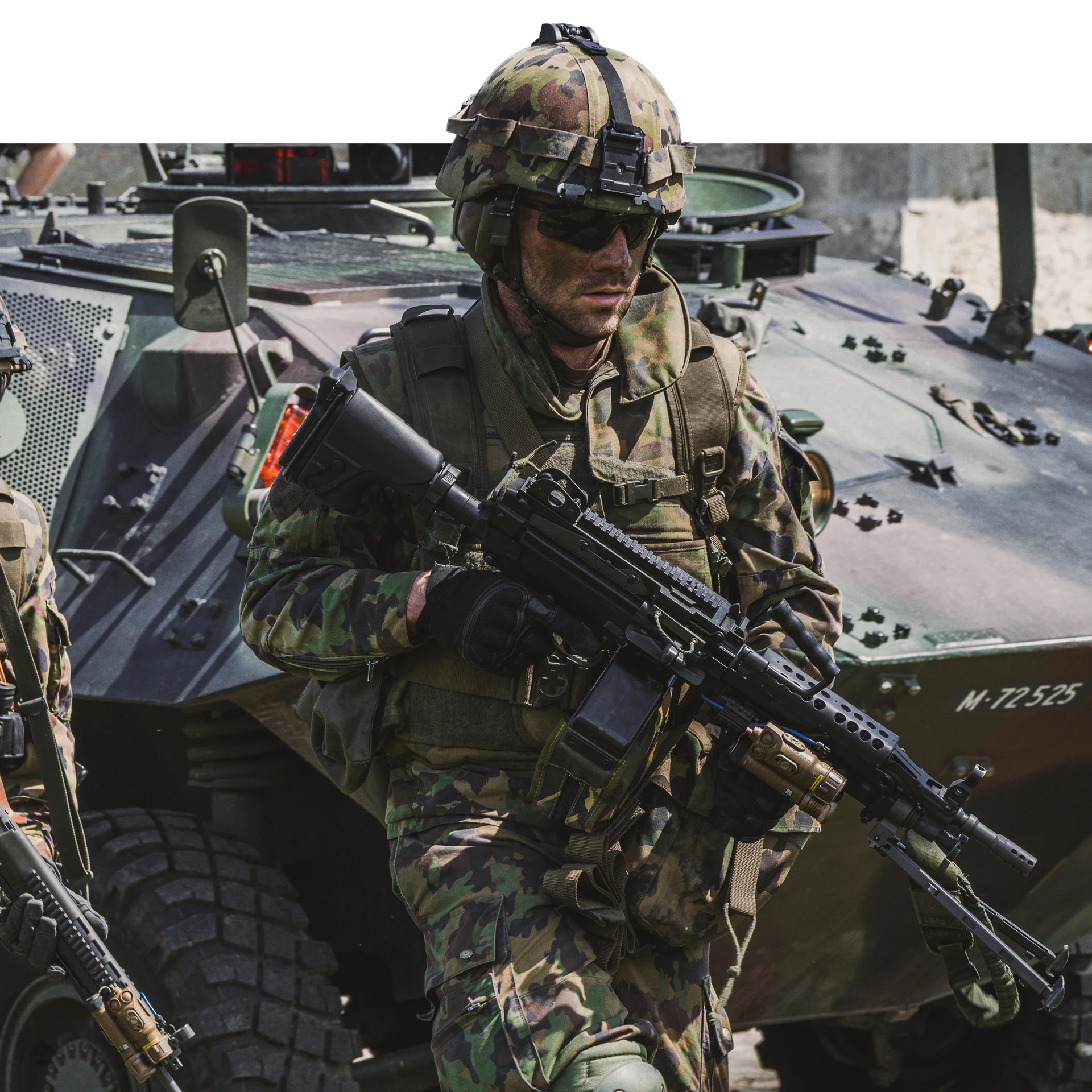 Infanteriebesatzung in Deckung hinter einem Geschützten Mannschaftstransportfahrzeug (GMTF)