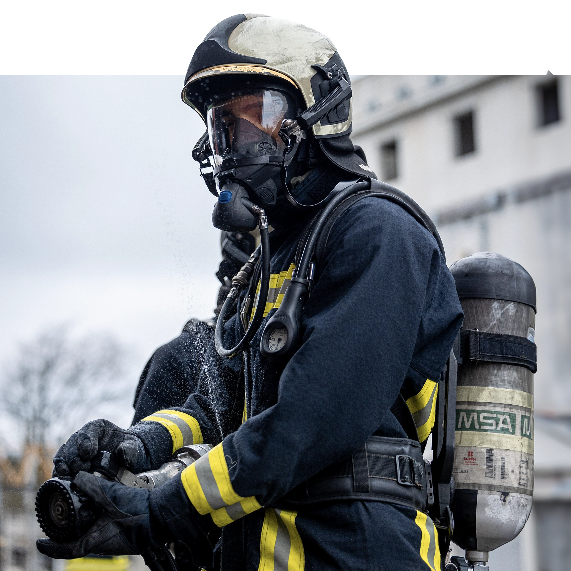 Löschfahrzeuge um einen Kampfjet herum
