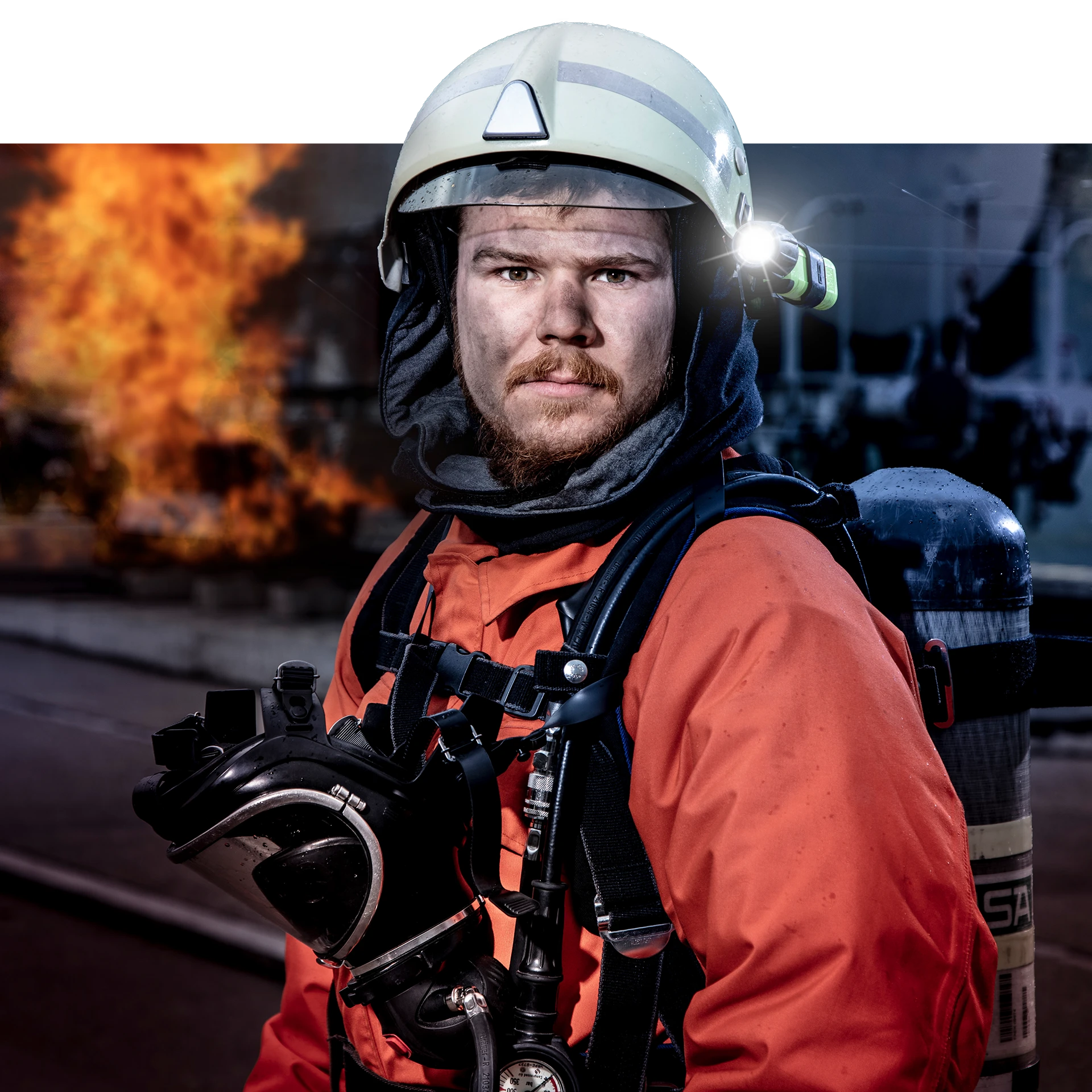 Flugplatzsoldat bei der Ausbildung am Atemschutzgerät