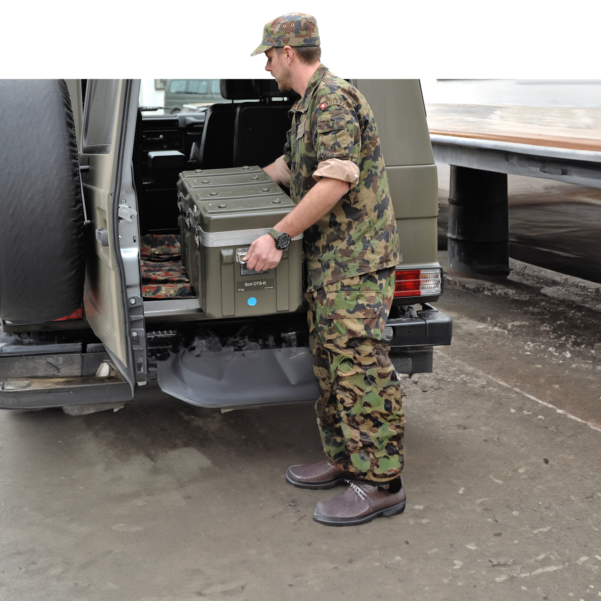 Systemsoldaten installieren einen Stacheldraht