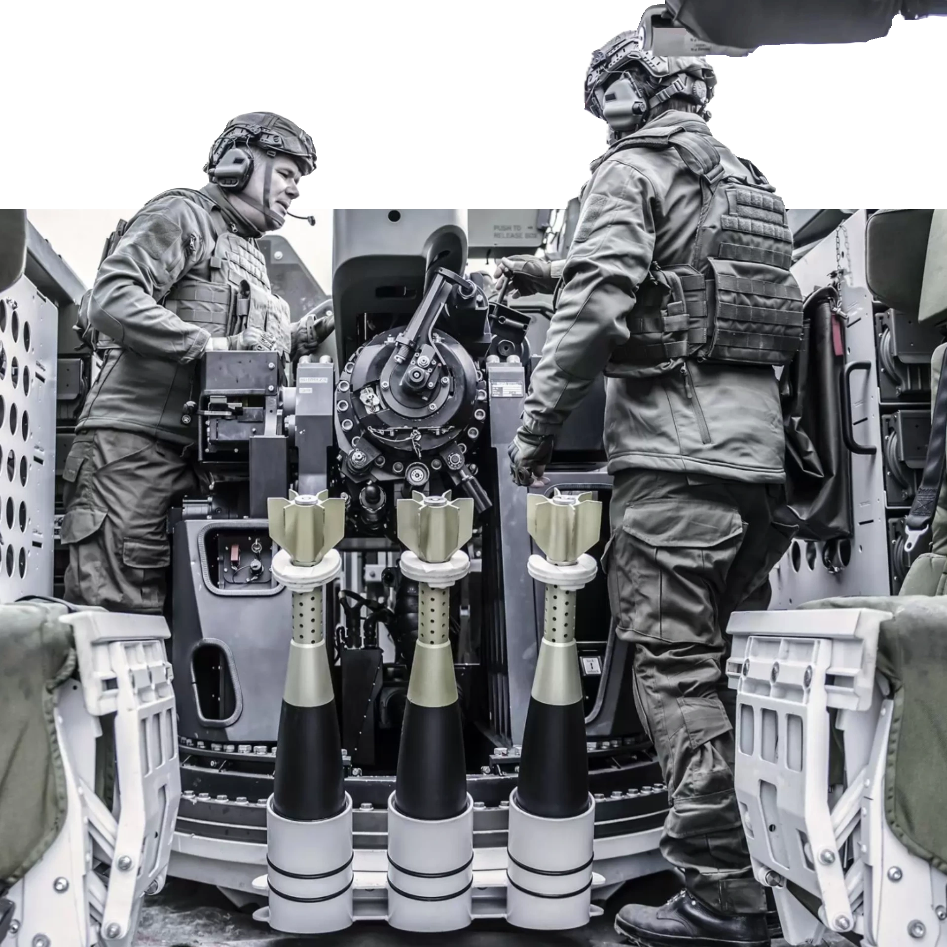Mörserpanzerkanonier im Geschütz